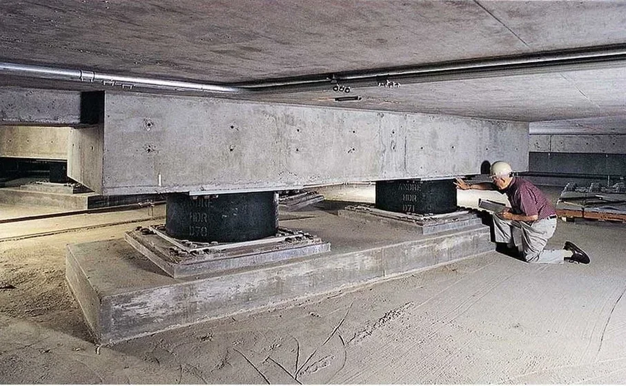 Diseño de Aislación Sísmica de Base en Burgos